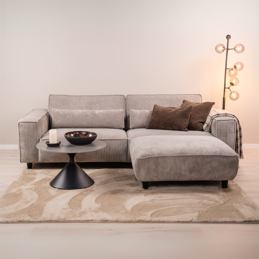 Elegant 3-personers sofa i sand fløjl på tilbud!