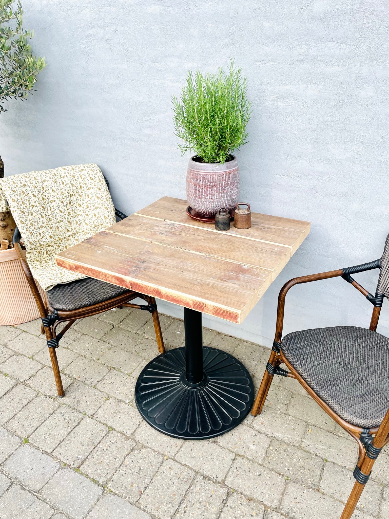 Cafebord i genbrugstræ 70x70 - Charmerende og bæredygtigt