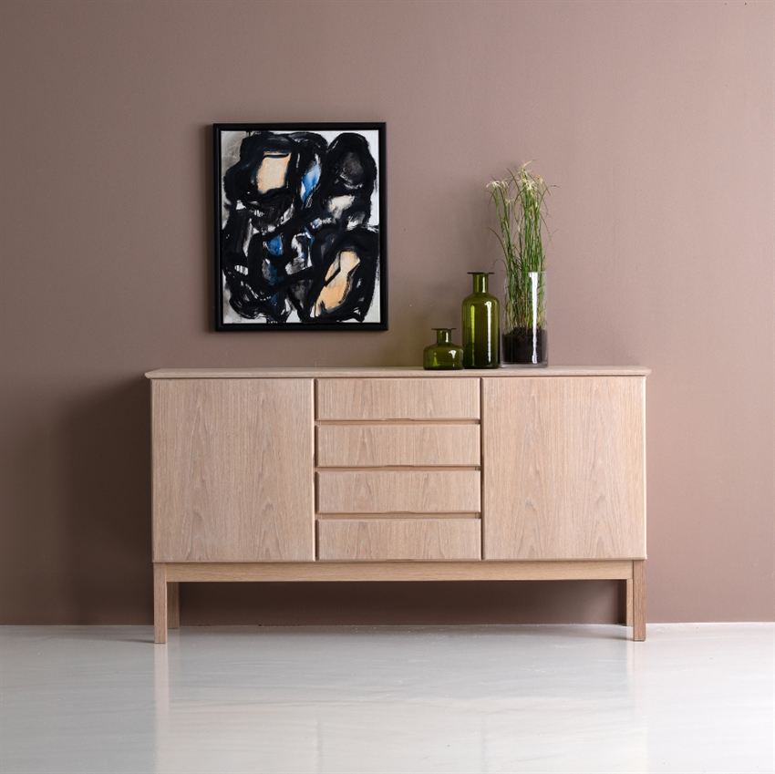 Elegant hvid skænk 2087 fra Klim Furniture til spisestuen